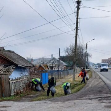 Снятинські комунальники розпочали прибирання та очистку узбіч вулиць громади