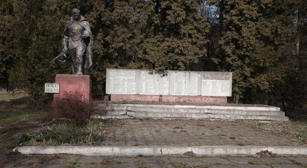 Декомунізатори закликають Більшівцівську громаду знести пам’ятник радянському солдату в центрі одного з сіл