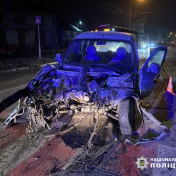 В Івано-Франківську зіткнулись два автомобілі: травмований один з водіїв (ФОТО)