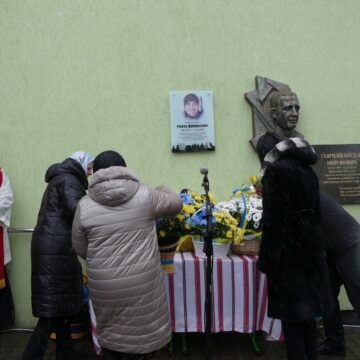 На Калущині відкрили інтерактивну меморіальну дошку полеглому захиснику Роману Думінкевичу
