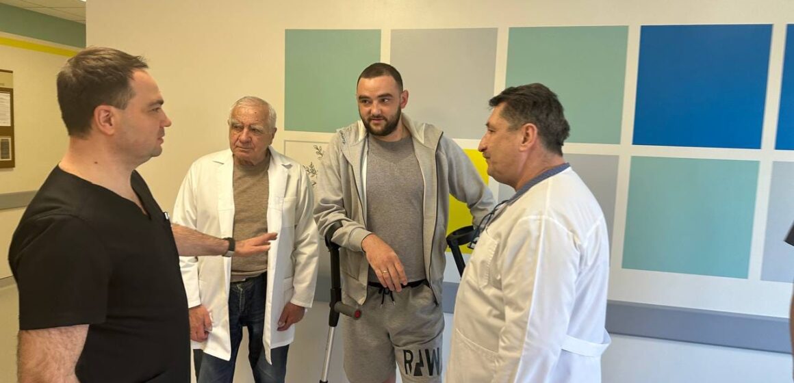 Провели десять операцій: франківські лікарі врятували від ампутації ногу військового