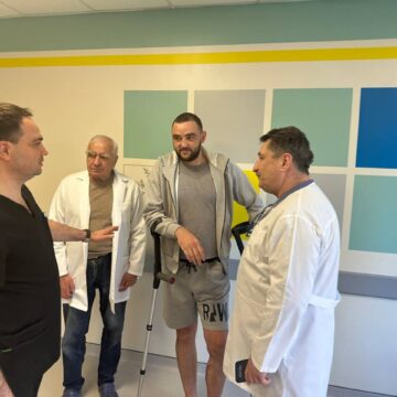 Провели десять операцій: франківські лікарі врятували від ампутації ногу військового