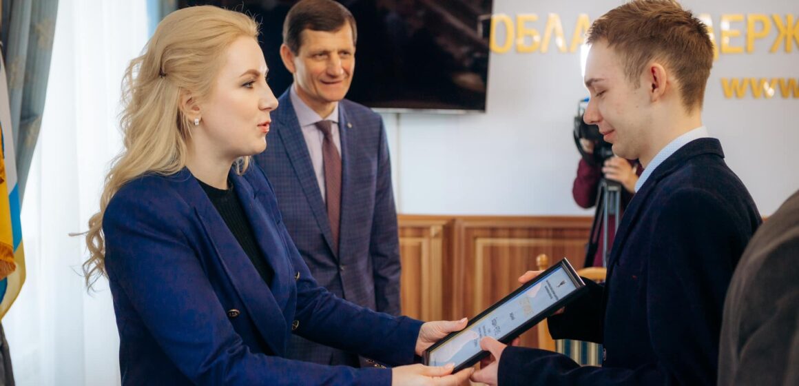 20 студентів з Прикарпаття отримали обласні стипендії від 25 до 33 тисяч гривень 20 студентів з Прикарпаття отримали обласні стипендії від 25 до 33 тисяч гривень