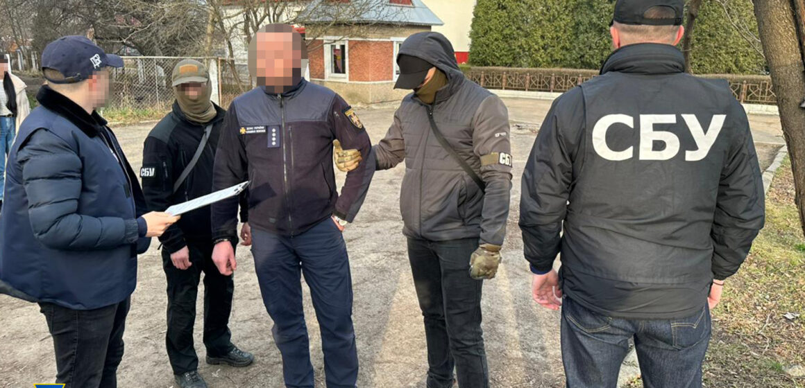 На Прикарпатті співробітник ДСНС за 16 тисяч доларів допомагав чоловікам ставати “інвалідами”