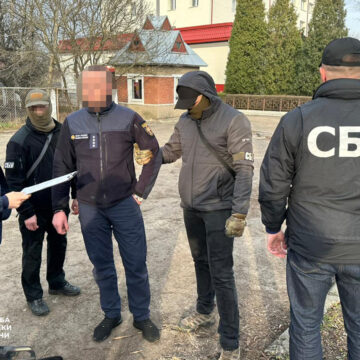На Прикарпатті співробітник ДСНС за 16 тисяч доларів допомагав чоловікам ставати “інвалідами”