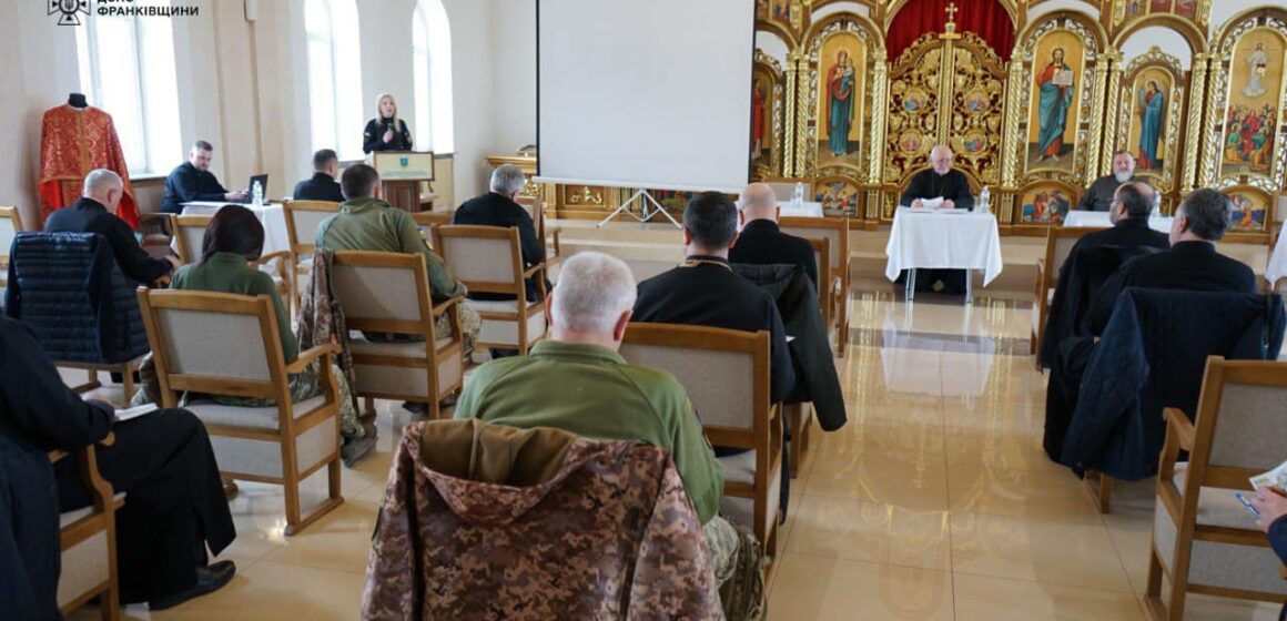 “Не вбий”: рятувальники Прикарпаття закликали священнослужителів доносити до вірян інформацію про заборону спалювання сухої трави