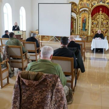“Не вбий”: рятувальники Прикарпаття закликали священнослужителів доносити до вірян інформацію про заборону спалювання сухої трави