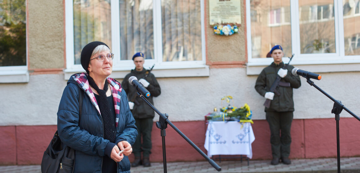 Був еталоном мужності та відваги: в Івано-Франківську відкрили анотаційну дошку полеглому захиснику Віктору Вовчуку