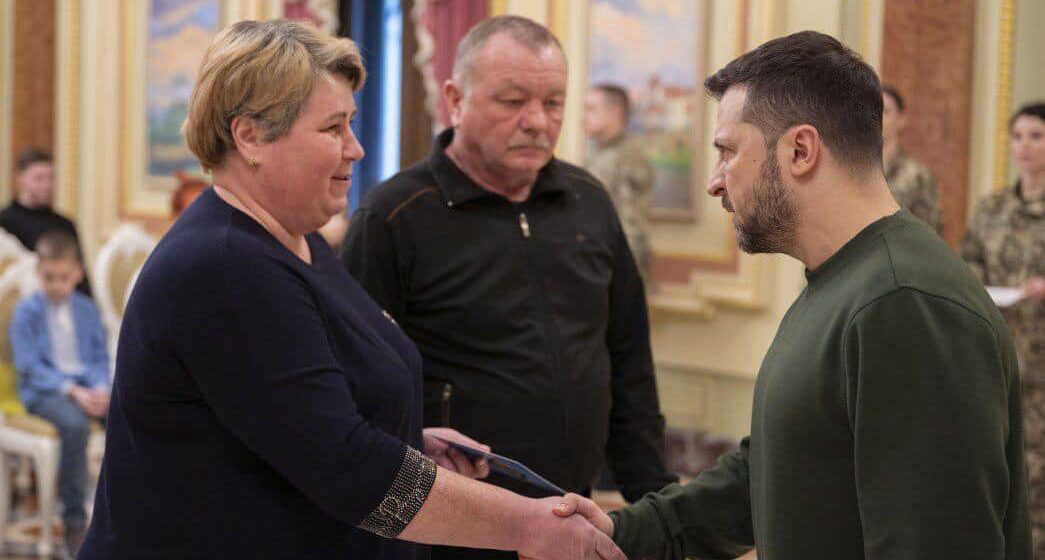 Володимир Зеленський вручив сертифікат на квартиру матері «привида Києва» Наталії Тарабалці