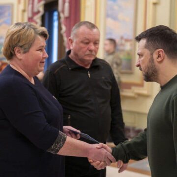 Володимир Зеленський вручив сертифікат на квартиру матері «привида Києва» Наталії Тарабалці