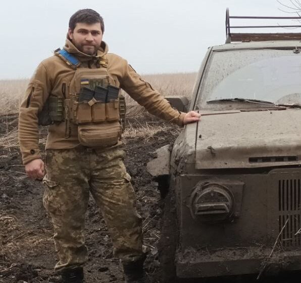 Евакуювали під ворожими обстрілами: побратими та військові медики врятували життя калуському тероборонівцю Ігорю Козаку