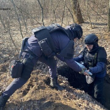 Прикарпатські піротехніки продовжують розміновувати деокуповані території Донеччини (ФОТО)