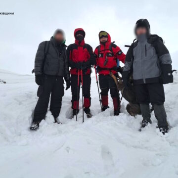 Йшли “червоним маршрутом”: у Карпатах врятували двох туристів Йшли “червоним маршрутом”: у Карпатах врятували двох туристів