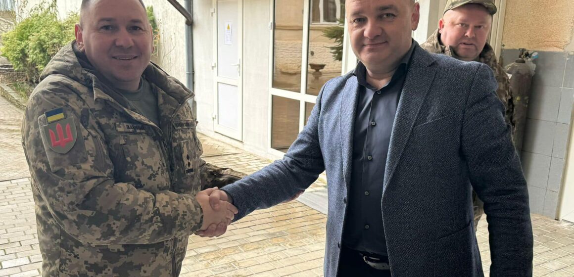 Головний санітарний лікар Івано-Франківщини передав прикарпатським захисникам неба інверторні генератори (ФОТО)