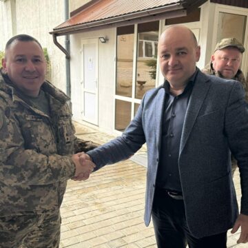 Головний санітарний лікар Івано-Франківщини передав прикарпатським захисникам неба інверторні генератори (ФОТО)
