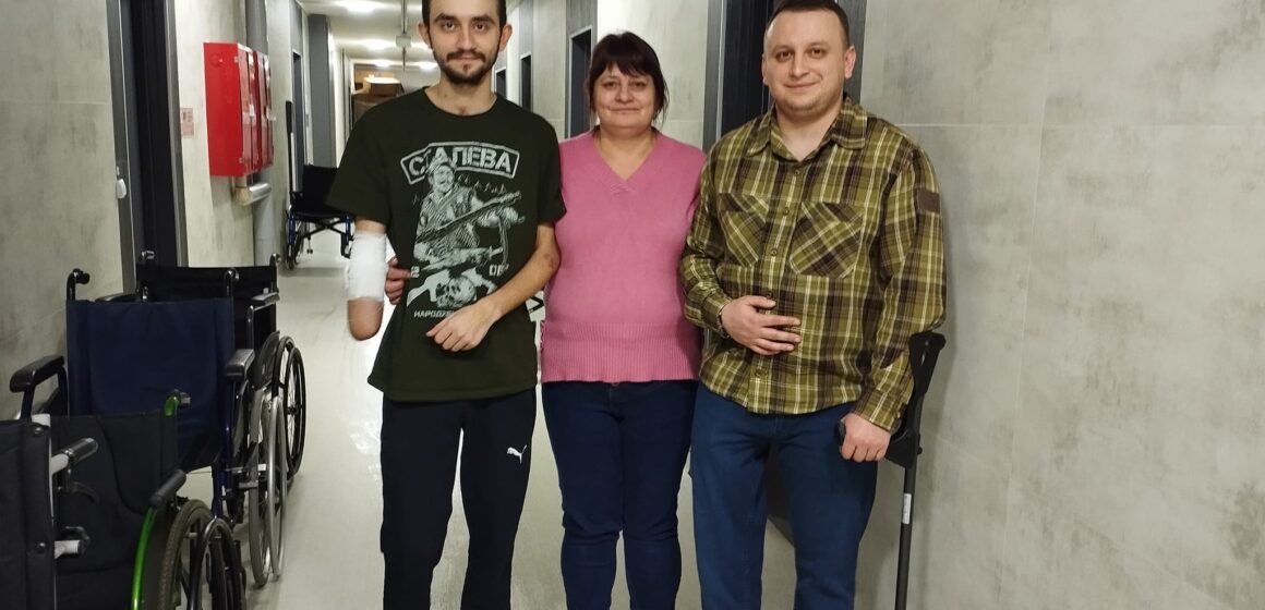Півтора року не казали рідним, що воюють: історія трьох братів-добровольців з Прикарпаття Півтора року не казали рідним, що воюють: історія трьох братів-добровольців з Прикарпаття