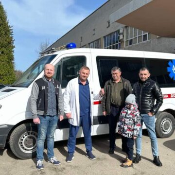 Благодійники передали Калуській ЦРЛ карету швидкої допомоги