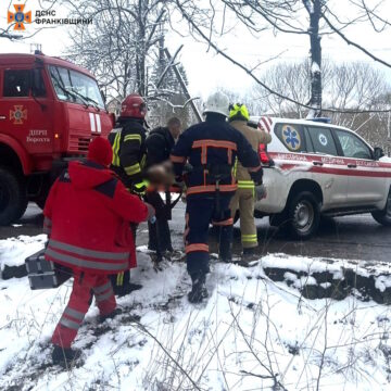 ДТП у Татарові: з понівеченої автівки рятувальники деблокували жінку (ФОТО)