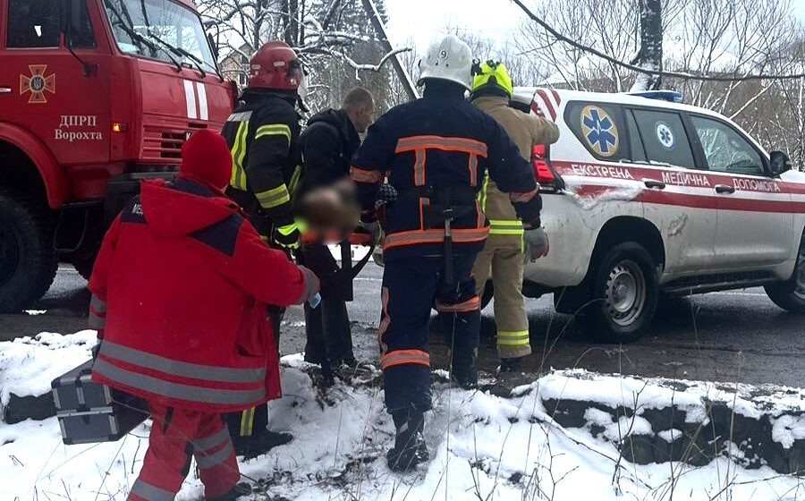 ДТП у Татарові: з понівеченої автівки рятувальники деблокували жінку (ФОТО)