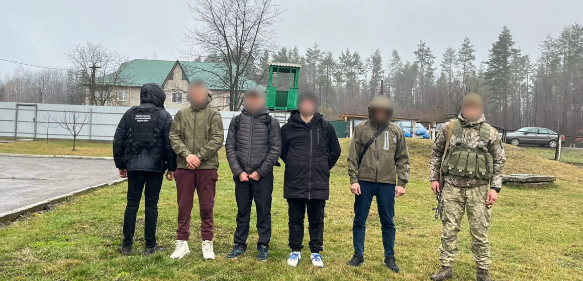 Пішки до Румунії за 5500 євро: прикордонники затримали двох прикарпатців