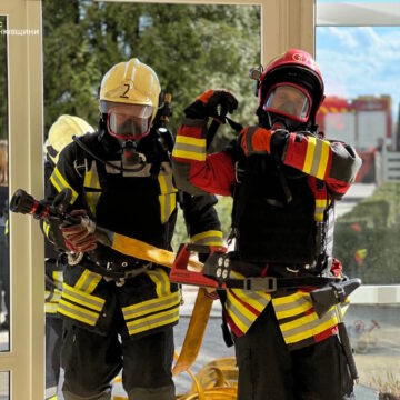 Прикарпатські рятувальники вдосконалюють навики з гасіння пожеж внаслідок повторного ракетного обстрілу (ФОТО)