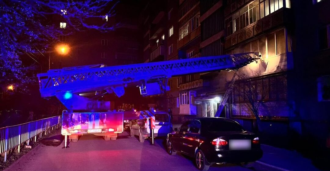 Під час пожежі багатоповерхівки в Івано-Франківську рятувальники врятували двоє людей