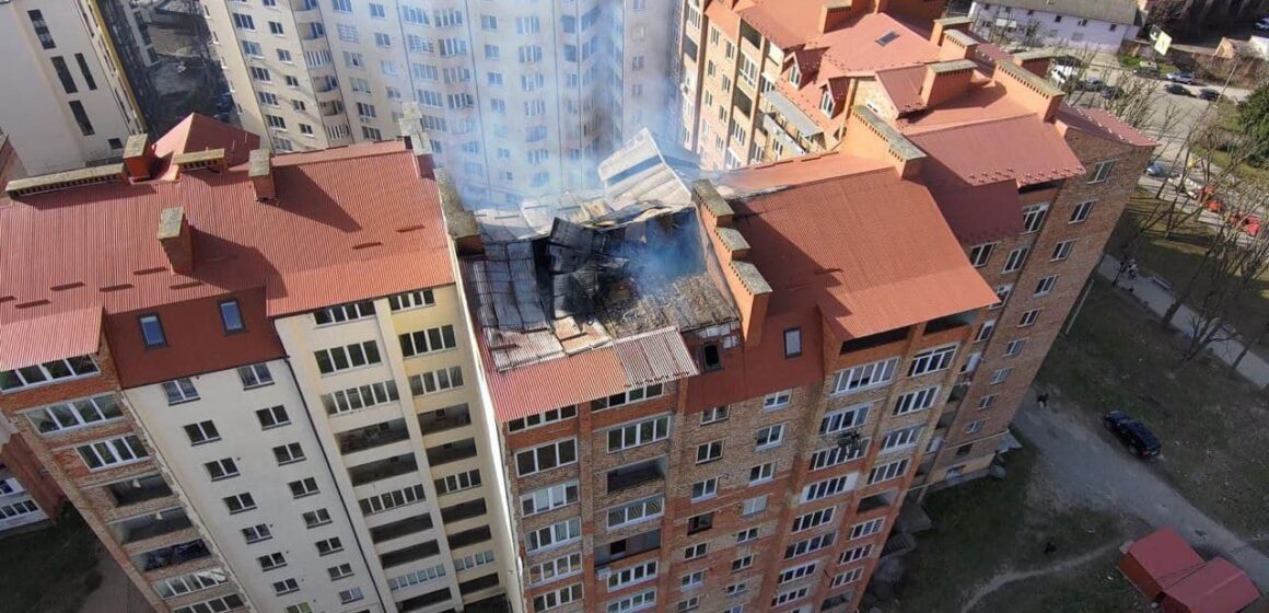У Коломиї горить багатоповерхівка (ФОТО, ВІДЕО) У Коломиї горить багатоповерхівка (ФОТО, ВІДЕО)