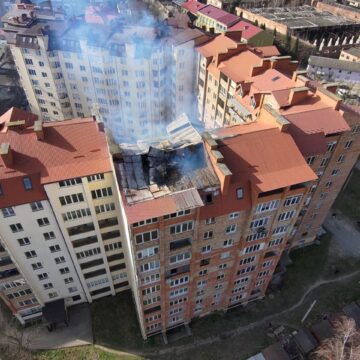 У Коломиї горить багатоповерхівка (ФОТО, ВІДЕО) У Коломиї горить багатоповерхівка (ФОТО, ВІДЕО)