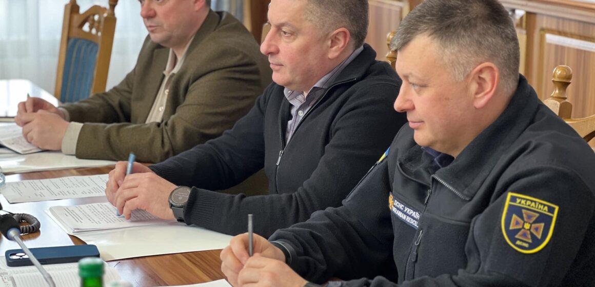 На засіданні Державної комісії ТЕБ та НС обговорили питання запобігання лісовим пожежам, підготовку місць відпочинку на водних обʼєктах та стан укриттів на Прикарпатті