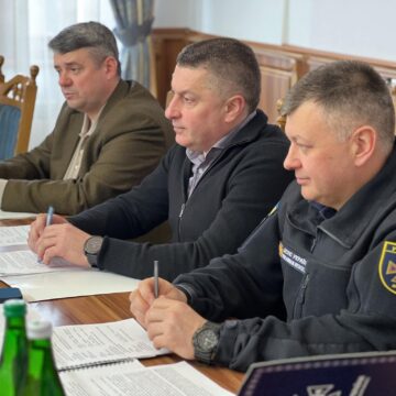 На засіданні Державної комісії ТЕБ та НС обговорили питання запобігання лісовим пожежам, підготовку місць відпочинку на водних обʼєктах та стан укриттів на Прикарпатті