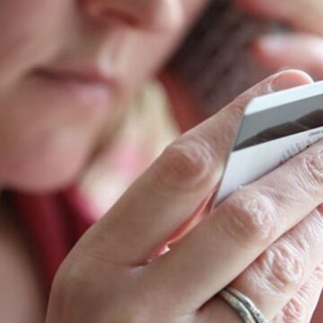 Прикарпатка віддала аферистам 34 тисячі гривень Прикарпатка віддала аферистам 34 тисячі гривень