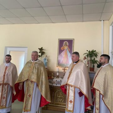 У Брошнів-Осадській міській лікарні освятили богослужбову каплицю