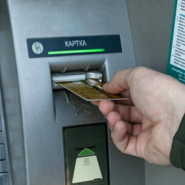 Українці масово знімають готівку в банках: чому це відбувається Українці масово знімають готівку в банках: чому це відбувається