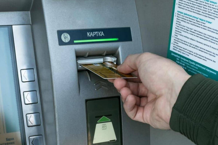 Українці масово знімають готівку в банках: чому це відбувається Українці масово знімають готівку в банках: чому це відбувається
