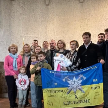 Волонтерство з пелюшок: бійцям «десятки» передали FPV-дрон від півторамісячної Даринки Волонтерство з пелюшок: бійцям «десятки» передали FPV-дрон від півторамісячної Даринки