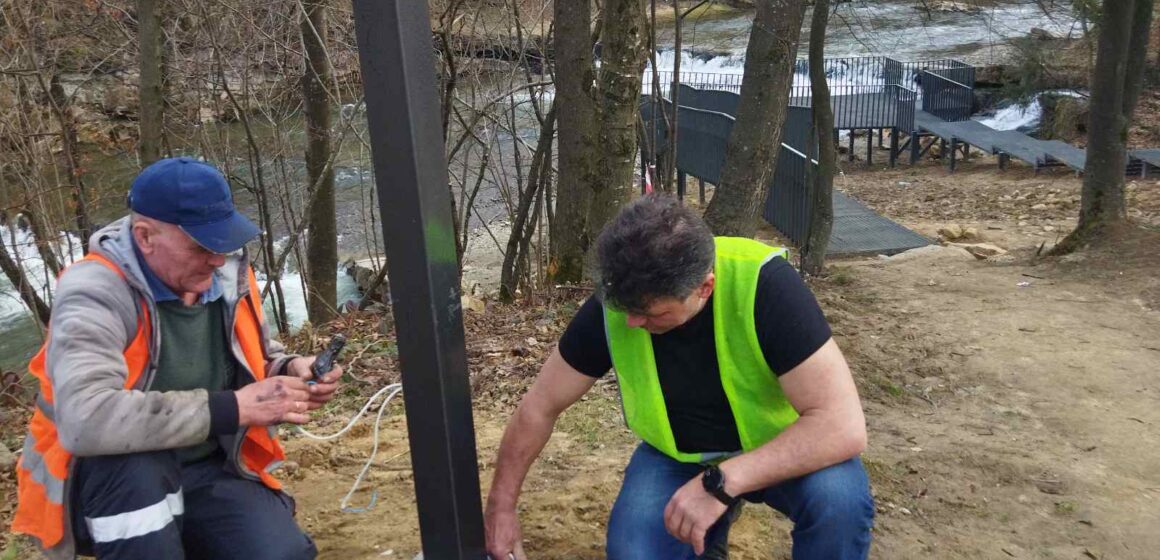 Біля підніжжя Скель Довбуша прокладають нове вуличне освітлення