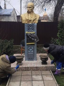 Вшановуючи Кобзаря, комунальники Болехова оновили бюст Тараса Шевченка