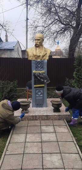 Вшановуючи Кобзаря, комунальники Болехова оновили бюст Тараса Шевченка