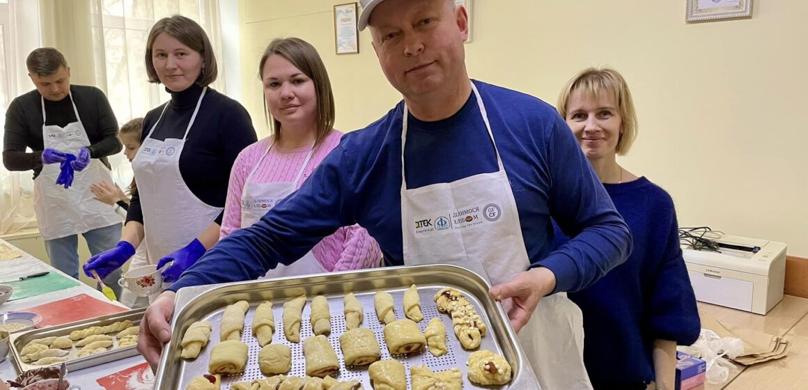 Бурштинські енергетики продовжують ділитися випеченим власноруч хлібом з військовими