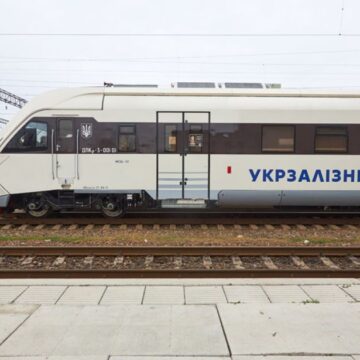 Через нічну атаку росіян на Прикарпатті затримки руху поїздів Через нічну атаку росіян на Прикарпатті затримки руху поїздів