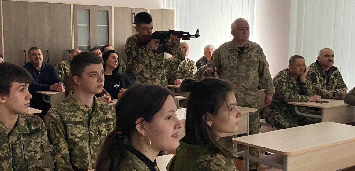 Школярі Городенківської громади мають можливість безпечно навчатись стрільби в новому інтерактивному лазерному тирі (ФОТО)
