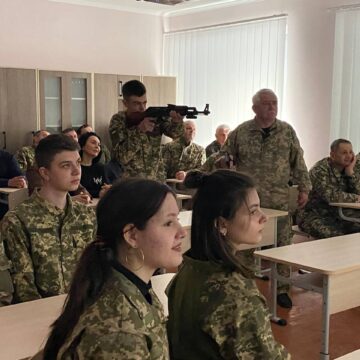 Школярі Городенківської громади мають можливість безпечно навчатись стрільби в новому інтерактивному лазерному тирі (ФОТО)