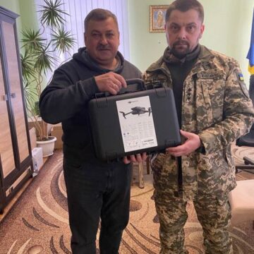 Міський голова Городенки передав захисникові квадрокоптер, придбаний за кошти міської ради