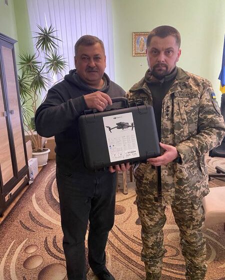Міський голова Городенки передав захисникові квадрокоптер, придбаний за кошти міської ради