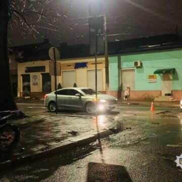 У Івано-Франківську зіткнулись легковик та мотоцикл