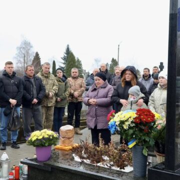 Сьогодні Коломийська громада віддала шану трьом полеглим захисникам Олександру Ганущаку, Мирону Забарилу та Володимиру Островському