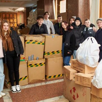 Школярі Франківської громади зібрали та привезли значну допомогу для наших захисників