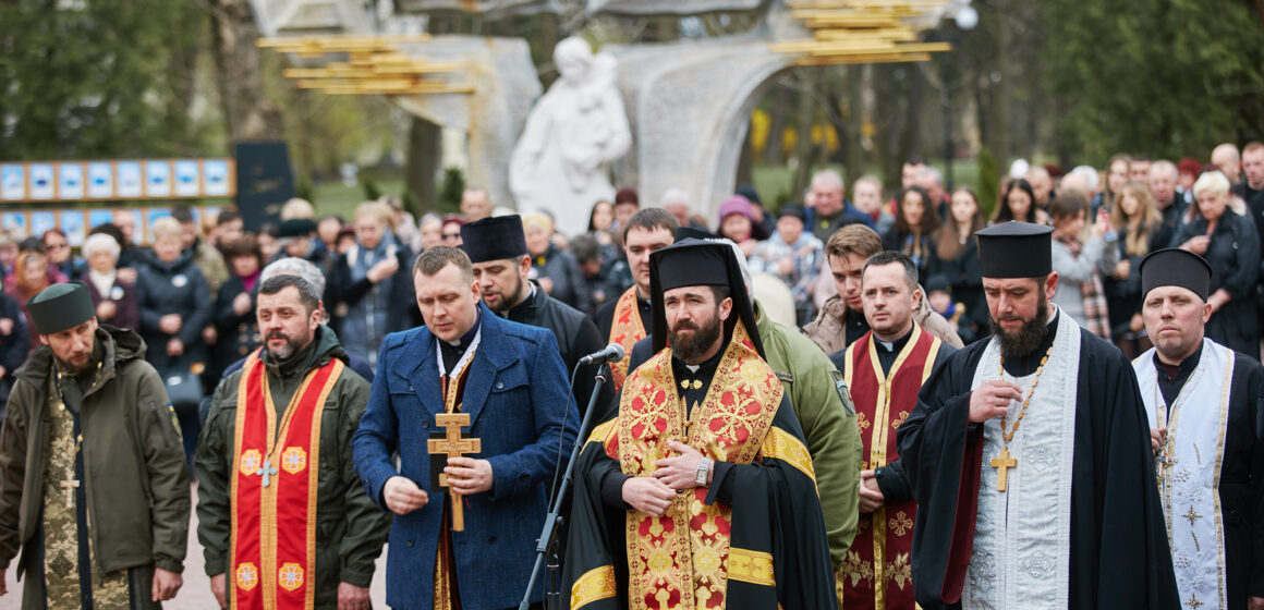 За усіма Героями, які поклали свої життя за Україну: в Меморіальному сквері вкорте пролунав “Дзвін пам’яті”