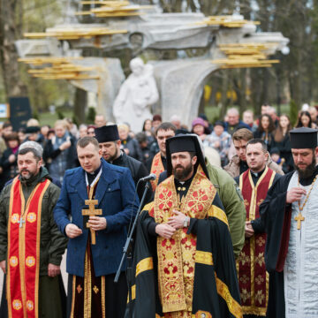 За усіма Героями, які поклали свої життя за Україну: в Меморіальному сквері вкорте пролунав “Дзвін пам’яті”