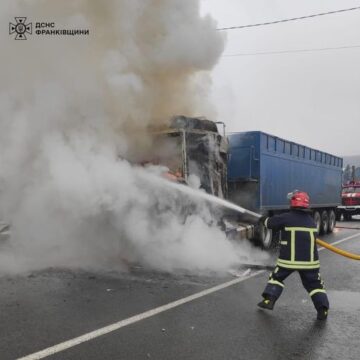 На Надвірнянщині загорілась вантажівка